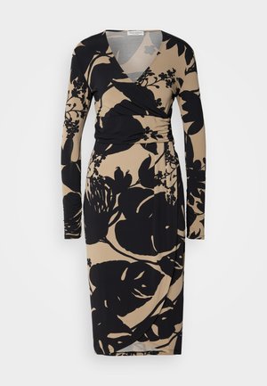 Mustade lilledega sainetega mähkiv kleit pikkade varrukatega, millel on beež taust. Valmistatud pehmest kangast, kujundatud kokku volditud vöökohtaga, et rõhutada figuuri.