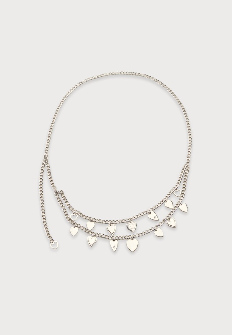 Collier chaîne en argent avec deux chaînes superposées agrémentées de petits charms en forme de cœur régulièrement espacés le long de la chaîne inférieure.
