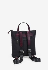 Mochila de tela negra con acentos de cuero burdeos, dos asas superiores, correas ajustables y un bolsillo frontal con cremallera. Forma rectangular simple.