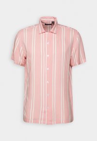 Chemise rose à manches courtes avec des rayures blanches verticales et un col ouvert, présentée sur un fond clair uni.