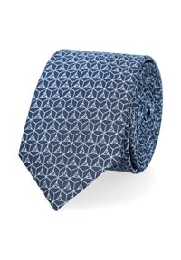Granatowy krawat z geometrycznym, jasnoniebieskim wzorem, wykonany z tkanej tkaniny. Krawat jest starannie zwinięty, ukazując swój trójkątny koniec i fakturę.