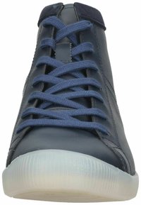 Námornické kožené vysoké sneakers s modrými tkaničkami a texturovanou gumovou podrážkou. Má hladký svršek a polstrovaný jazyk pro pohodlí.
