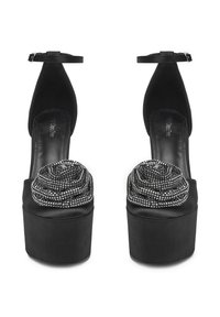 Černé lodičky na vysokém podpatku se saténovým povrchem, platformou a květinovým designem zdobeným krystaly v oblasti prstů. Součástí je také pásek kolem kotníku.