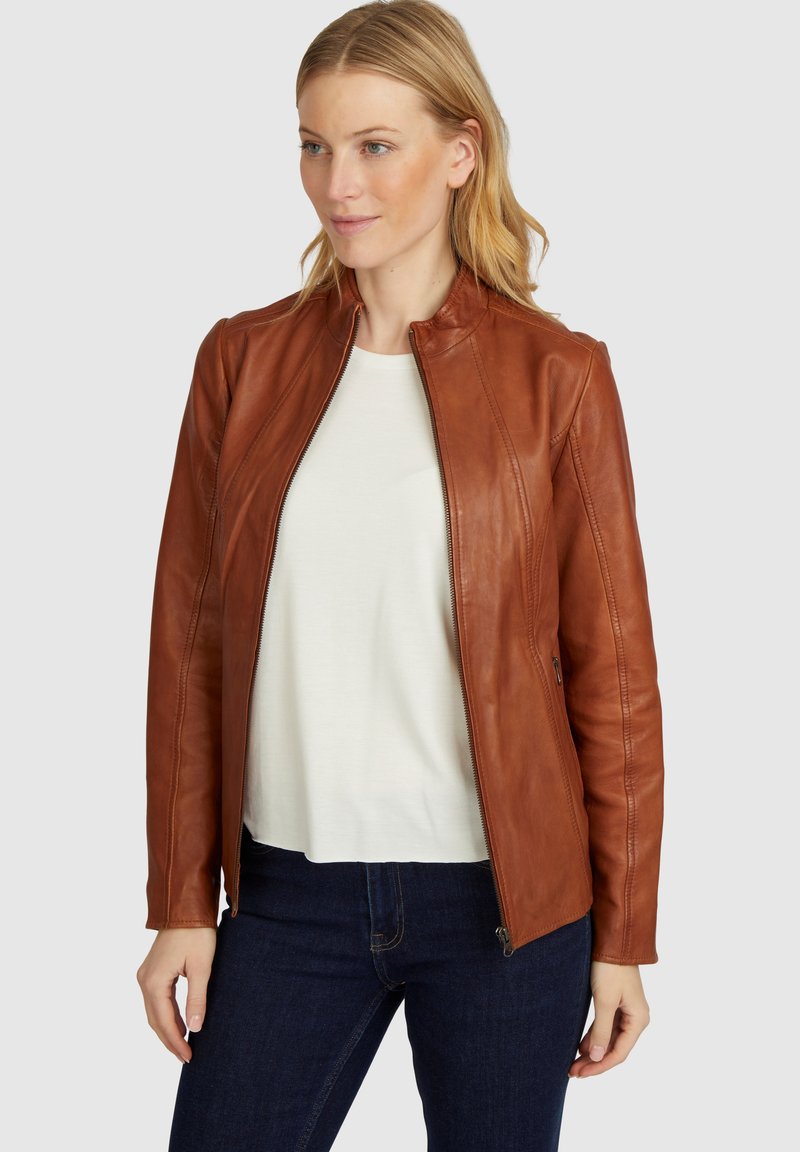 Braune Lederjacke mit tailliertem Schnitt, Stehkragen und Reißverschluss vorne. Glatte Textur mit gesteppten Details und seitlichen Taschen.