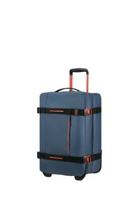 Blå mjukresväska med svarta remmar, orange detaljer, utdragbart handtag och liten framficka med dragkedja. Har fyra hjul för enkel rörlighet.