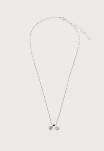 Ασημένιο κολιέ με αλυσίδα που έχει δύο μικρούς, στρογγυλούς πολύτιμους λίθους στο κέντρο. Η αλυσίδα διαθέτει ρυθμιζόμενο κούμπωμα για μεταβολή του μήκους.