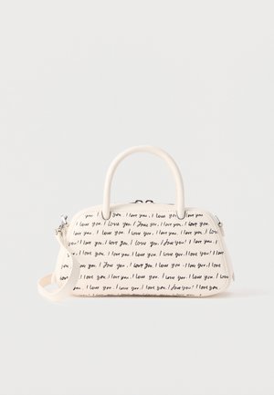 Sac à main crème avec poignées supérieures et bandoulière amovible, présentant un motif répétitif de texte manuscrit noir "Je t'aime".