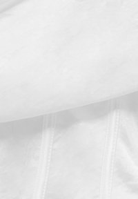 Witte doorschijnende stof met een subtiele textuur, voorzien van delicate stiksels langs de verticale naden voor extra detail en ontwerp.