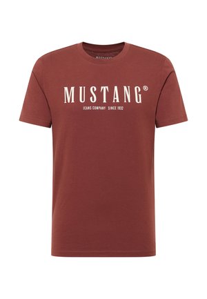 T-shirt in cotone color bordeaux con maniche corte e collo rotondo. La parte anteriore presenta la scritta bianca "MUSTANG JEANS COMPANY SINCE 1932" in carattere grassetto.
