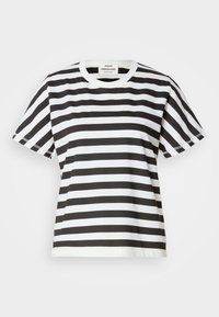Tricou cu dungi alb-negru, realizat din bumbac. Are mâneci scurte, decolteu rotund și o croială boxy, cu dungi uniforme pe întreaga suprafață.