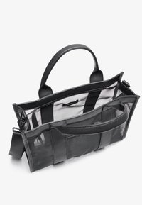 Saco tote preto feito de uma combinação de couro liso e malha, com um interior espaçoso, um bolso com zíper e alças resistentes.