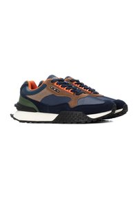 Las zapatillas en azul marino y marrón presentan un diseño de materiales mixtos con acentos de malla y ante, cordones en contraste y una suela texturizada negra.