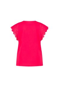 Felle roze t-shirt met gesculpte, broderie anglaise mouwen, gladde textuur en een ontspannen pasvorm. Achteraanzicht toont volledige bedekking.