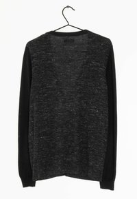 Pull en tricot noir et gris foncé, avec des manches longues, un col rond et une finition texturée présentant de subtiles variations.