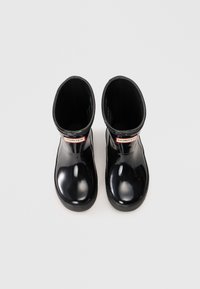 Bottes de pluie en caoutchouc noir imperméables avec une finition brillante, portant un logo « Hunter » rouge et une semelle à grip texturée. Hauteur mi-mollet.