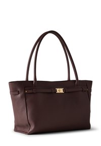 Braune, texturierte Leder-Tasche mit goldenen Beschlägen und einem horizontalen Riemen-Detail. Zwei lange Tragegriffe. Geräumiges Design.