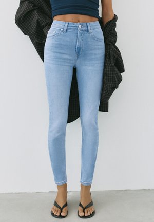 PULL&BEAR, HIGH-WAIST SKINNY FIT JEANS - Jeans Skinny - light blue