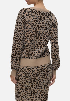 Pull en tricot à motif léopard en beige et noir, avec un large col, un ourlet côtelé et des manches ballons, associé à une jupe assortie.