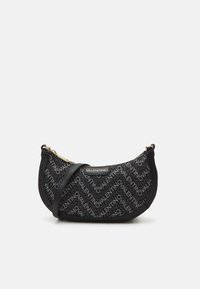 Borsa a spalla nera con texture liscia, caratterizzata da un motivo con logo, accessori in oro e forma arrotondata. Include una tracolla regolabile.
