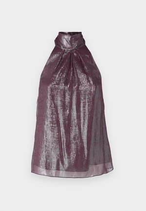 Top sans manches en prune profonde avec un éclat métallique. Présente un design plissé et un col montant, créant une silhouette structurée.