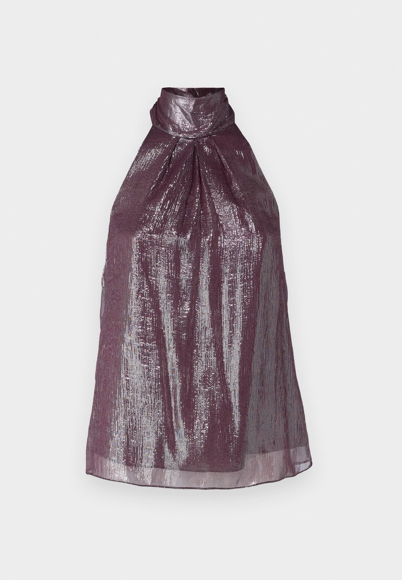 Mouwloze haltertop in diep pruim met een metallic glans. Heeft een geplooid ontwerp en een hoge kraag, wat een gestructureerde silhoët creëert.
