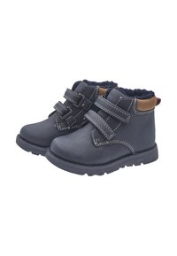 Botines de color azul oscuro con dos correas de velcro, costuras grises y un acento marrón en el talón; forrados con un suave tejido azul marino para mayor calidez.