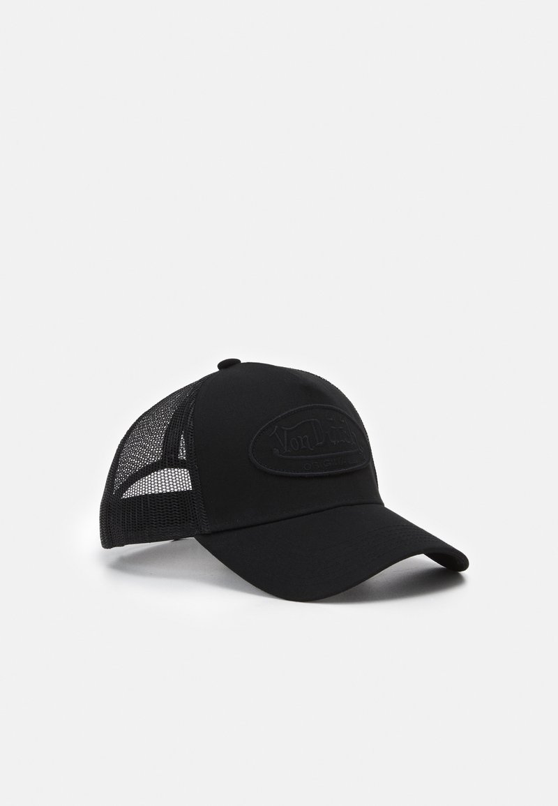 Casquette de baseball noire en mesh avec une visière incurvée et un patch ovale à l'avant affichant un logo en relief.
