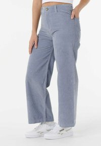 Pantaloni a gamba larga in corduroy blu chiaro con vita alta e tasche anteriori, caratterizzati da una texture a coste verticali e una chiusura con un solo bottone anteriore.