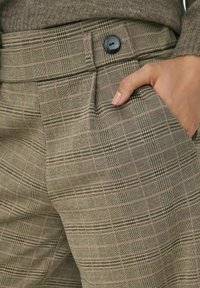 JDY JDYGEGGO MIA LONG CHECK PANT - Stoffhose - walnut