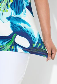 Ulla Popken IRIS V-NECK TEE - Triko s potiskem - dark marine