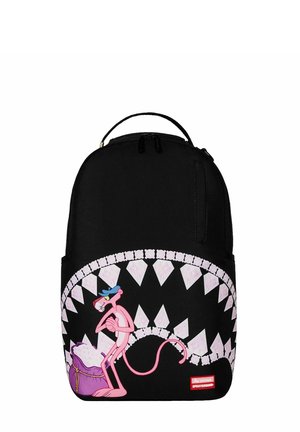 Zaino nero con una grafica di un personaggio cartone animato rosa tra denti bianchi e un sacco viola. Caratterizzato da due cerniere e una maniglia superiore.