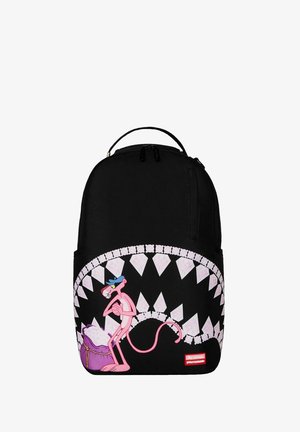 Zaino nero con una grafica di un personaggio cartone animato rosa tra denti bianchi e un sacco viola. Caratterizzato da due cerniere e una maniglia superiore.