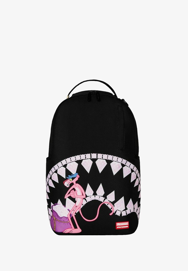 Zaino nero con una grafica di un personaggio cartone animato rosa tra denti bianchi e un sacco viola. Caratterizzato da due cerniere e una maniglia superiore.