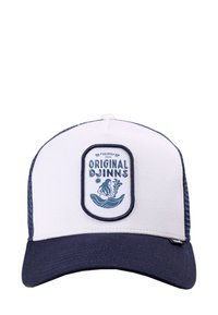 Cappello da baseball bianco e blu navy con schiena in rete, caratterizzato da un patch frontale con l'immagine di una donna seduta e il testo "Freshly Made Original Djinns."
