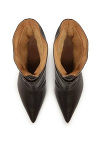 Melnu ādu apavu pāris ar smailu purngalu un potītes garumu, ar brūnu iekšējo oderi, skatīts no augšas.