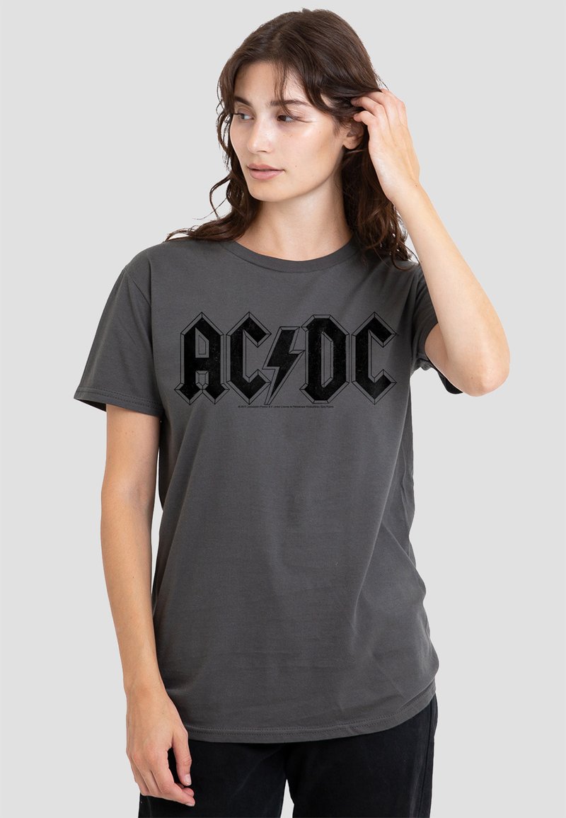 Graues Baumwoll-T-Shirt mit einem schwarzen AC/DC-Logografik und Blitz. Kurze Ärmel, runder Ausschnitt, lockere Passform.