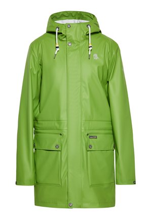 Groene waterdichte regenjas gemaakt van glad, glanzend materiaal; heeft een capuchon, een sluiting met drukknopen aan de voorkant en twee grote zakken.