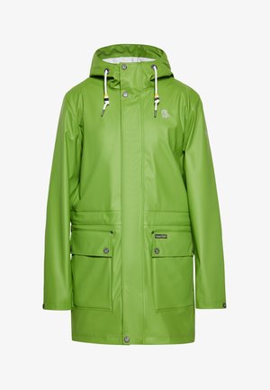 Groene waterdichte regenjas gemaakt van glad, glanzend materiaal; heeft een capuchon, een sluiting met drukknopen aan de voorkant en twee grote zakken.