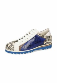 Sneakers con un design in materiali misti: pelle bianca, texture in coccodrillo blu e dettagli con motivo serpente. Presentano una suola in gomma blu con bordo seghettato.