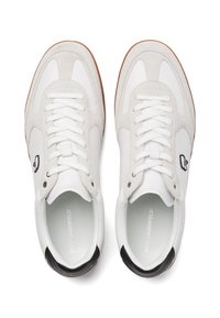 Valged nahast tossud hallide sametikasutustega, ümmargune varvas, seotud esiosa ja pruun kummitald. Küljel on must logo.