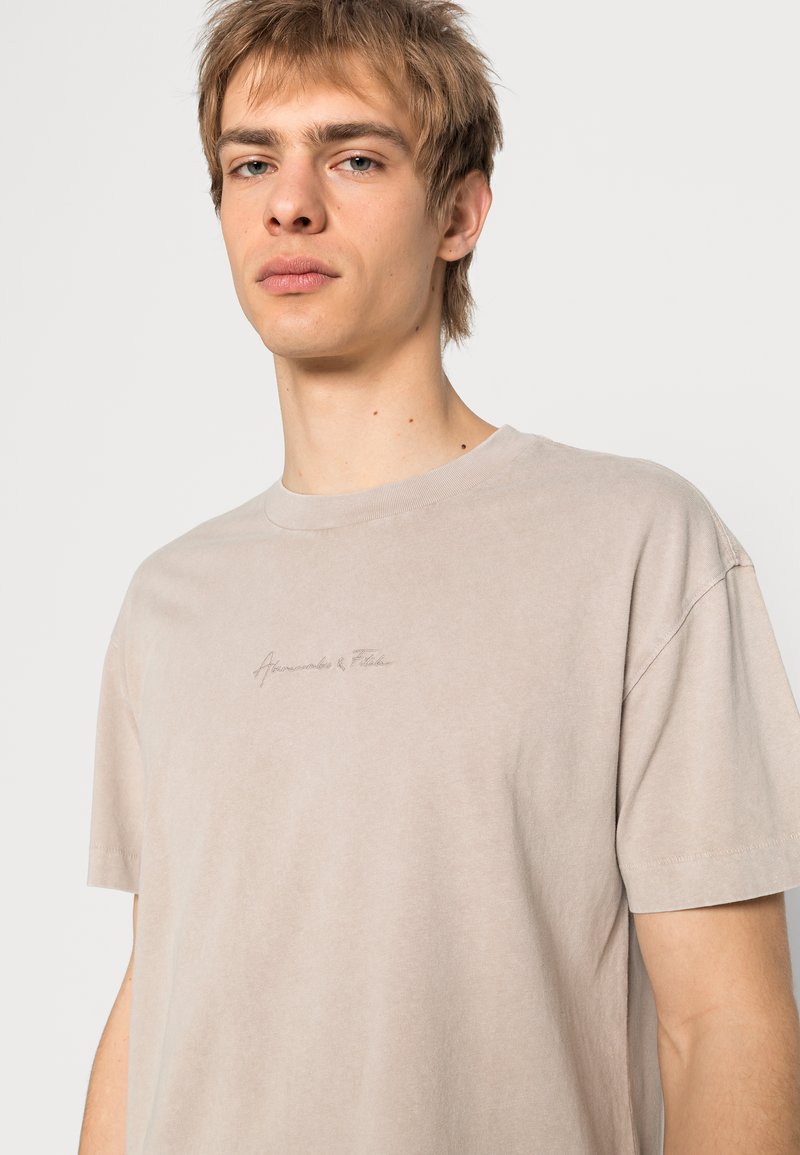 Herren T-Shirts basic | Abercrombie & Fitch ACID WASH CURVED UNISEX T-Shirt basic brown wash/braun - IZ88185 Herren T-Shirts basic | Abercrombie & Fitch ACID WASH CURVED UNISEX T-Shirt basic brown wash/braun - IZ88185