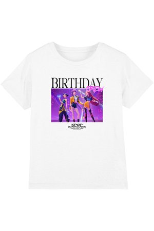 Weißes T-Shirt mit dem Text "BIRTHDAY CREW" und drei animierten weiblichen Figuren aus K-pop Demon Hunters, die leuchtende Waffen vor lila Hintergrund halten.