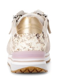 Sneaker mit einem Obermaterial aus beigem Wildleder, goldenen Akzenten an der Ferse, einer gesprenkelten weißen und cremefarbenen Mittelsohle sowie einer durchsichtigen pinken Laufsohle.