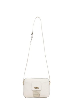 Sac bandoulière blanc avec longue bandoulière réglable, logo doré "7CLASSE" et rabat avant avec accent texturé beige.