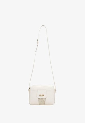 Sac bandoulière blanc avec longue bandoulière réglable, logo doré "7CLASSE" et rabat avant avec accent texturé beige.