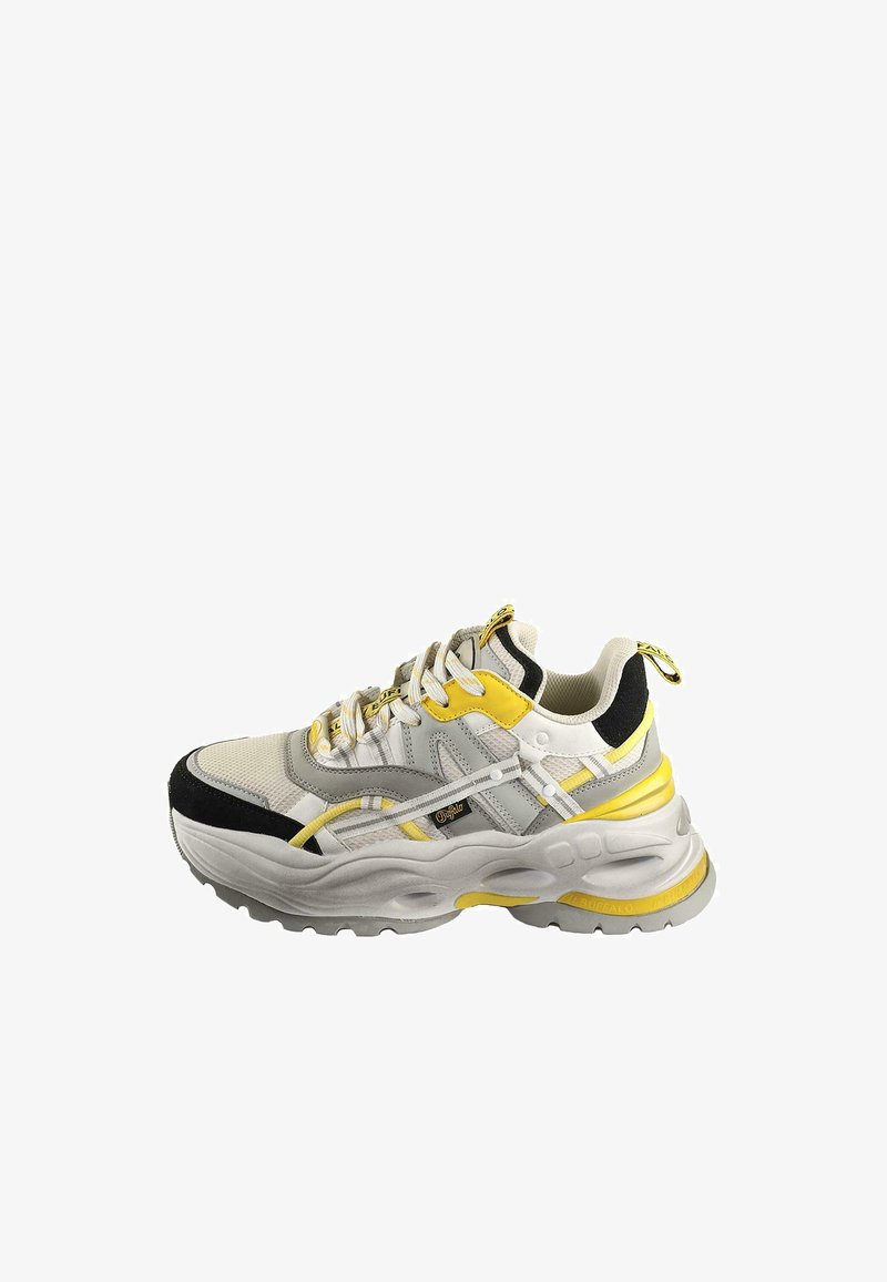 Valge ja must chunky sneakers kollaste aktsentidega, tekstureeritud kangast ülemine osa, paks tall ja logo detailid küljel ja keelel.