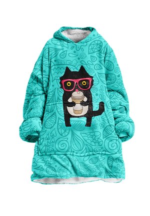 Een turquoise oversized hoodie met een zachte, pluche binnenkant, met een afbeelding van een zwarte kat die roze brillen draagt en een koffiekop vasthoudt.