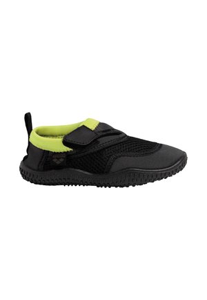 Scarpa da acqua nera e verde neon con tomaia in mesh, cinturino in velcro, linguetta sul tallone e suola texturizzata per la trazione.