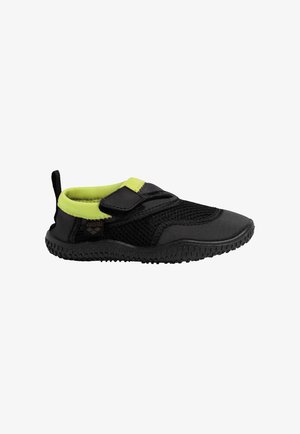 Scarpa da acqua nera e verde neon con tomaia in mesh, cinturino in velcro, linguetta sul tallone e suola texturizzata per la trazione.