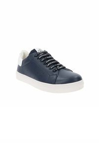 Sneaker in pelle blu navy con suola bianca, dettagli perforati e lacci neri con il nome del marchio. Texture liscia e design a profilo basso.